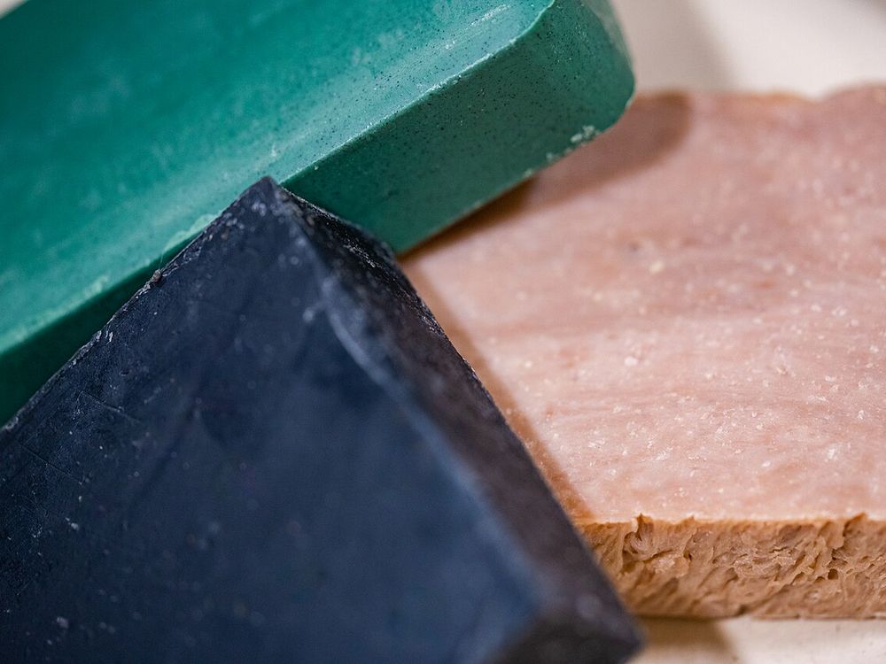 Cidolisa atölyesinde elde kesilmiş soap barları
